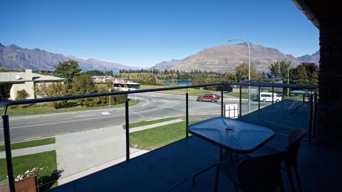 Large Studio with Mountain View