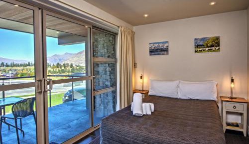 One-Bedroom Apartment with Mountain View (4 Adults) 