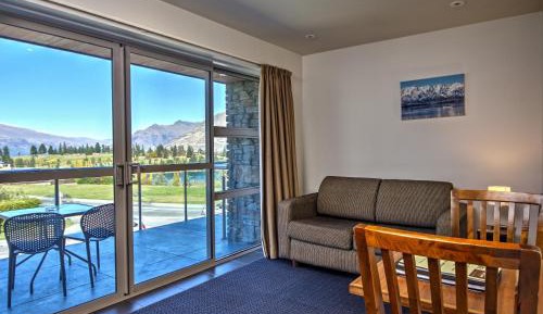 One-Bedroom Apartment with Mountain View