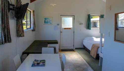 Large 1 Bedroom Kitchen Cabin (Shared Bathroom)