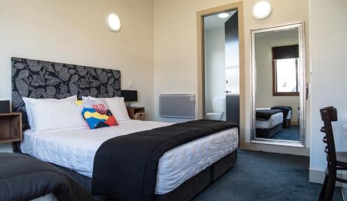 King + 1 Single with Ensuite Bathroom
