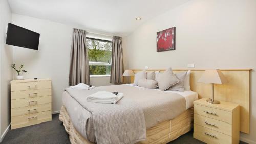 Deluxe One-Bedroom Apartment