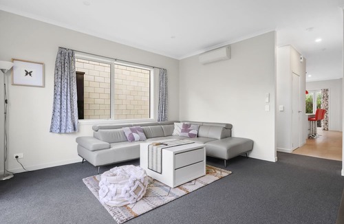 Hobsonville House | Modern 3BR Family House - Yard & Big TV