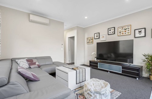 Hobsonville House | Modern 3BR Family House - Yard & Big TV