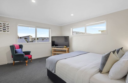 Hobsonville House | Modern 3BR Family House - Yard & Big TV