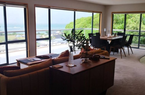 Kaiteriteri House | 2 min walk to beach-views-private-large yard- 2 car garage plus parking for Boat