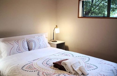 Kaiteriteri House | 2 min walk to beach-views-private-large yard- 2 car garage plus parking for Boat