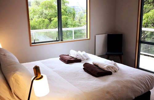 Kaiteriteri House | 2 min walk to beach-views-private-large yard- 2 car garage plus parking for Boat