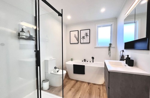 Hamilton House | Free Cleaning & Close to Everything!
