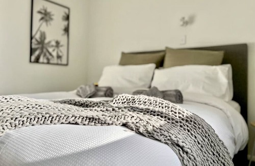 Hamilton House | Free Cleaning & Close to Everything!