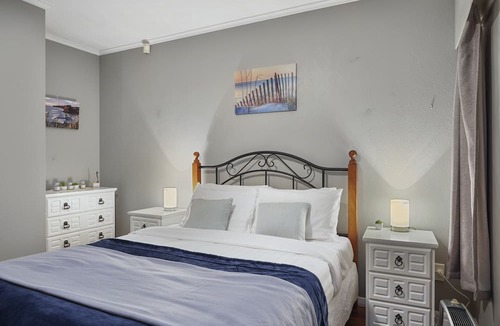 St. Heliers House | Kohi Family Home- Netflix & Gardens View