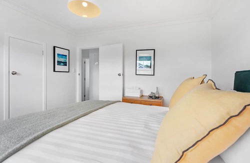 Takapuna House | Renovated Takapuna 2BR Apt - Parking