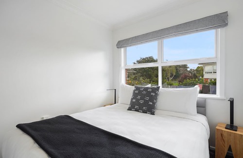 Takapuna House | Renovated Takapuna 2BR Apt - Parking