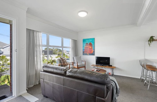 Takapuna House | Renovated Takapuna 2BR Apt - Parking