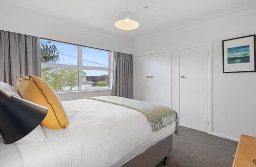 Takapuna House | Renovated Takapuna 2BR Apt - Parking