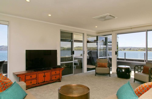 Waipahihi Hotel | The Cove Taupo