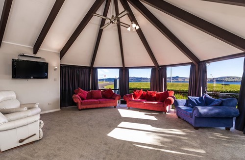 Two Mile Bay Hotel | Accent on Taupo