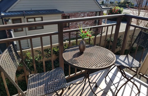 Merivale Hotel | De Lago Motel Apartments