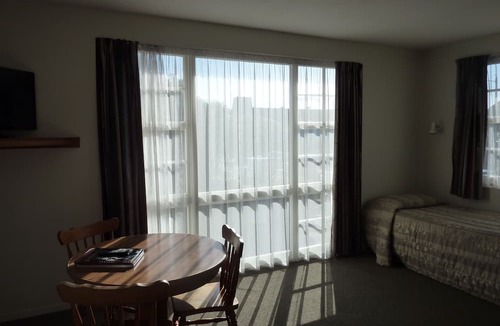 Merivale Hotel | Colonial Inn Motel