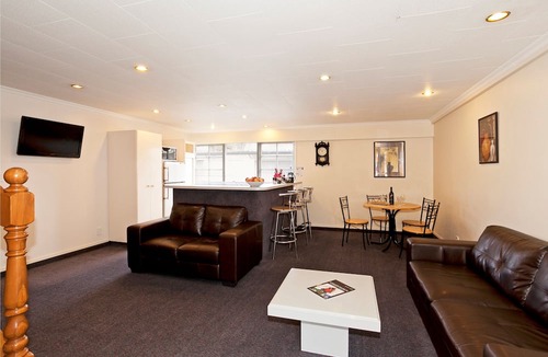 Merivale Hotel | Colonial Inn Motel
