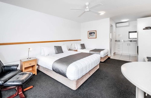 Nelson Hotel | Palms Motel