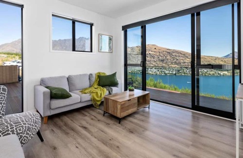Frankton Villa | A LUCKIE CHARM - 8 BEDROOM TOWNHOUSE