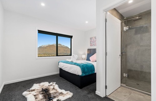 Frankton House | A LUCKIE CHARM - 5-BEDROOM TOWNHOUSE