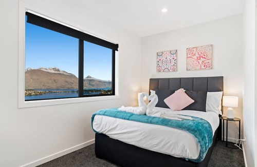 Frankton House | A LUCKIE CHARM - 5-BEDROOM TOWNHOUSE