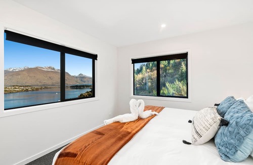 Frankton House | A LUCKIE CHARM - 5-BEDROOM TOWNHOUSE