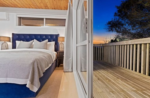 Stillwater House | Hilltop Retreat with BBQ, Sauna, Spa & Pool