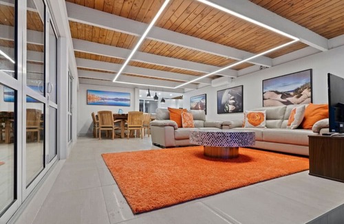 Stillwater House | Hilltop Retreat with BBQ, Sauna, Spa & Pool