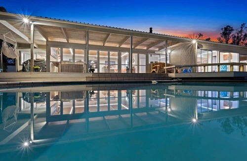 Stillwater House | Hilltop Retreat with BBQ, Sauna, Spa & Pool
