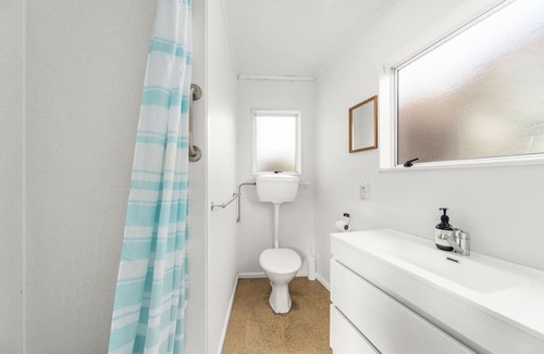 Richmond Heights House | Kererū Lodge – Two Mile Bay Holiday Home