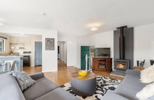 Richmond Heights House | Kererū Lodge – Two Mile Bay Holiday Home