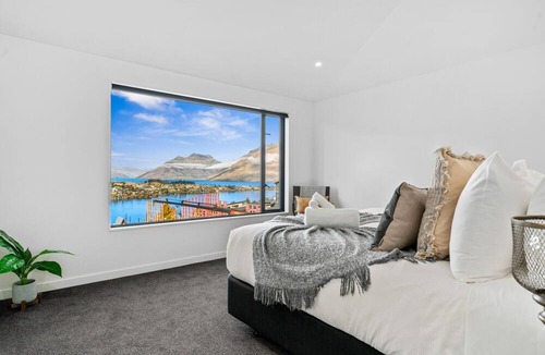 Queenstown Villa | 1 St. Marks