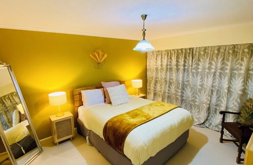 Invercargill House | Relax at Rosedale Retreat or Stroll in the Private Garden