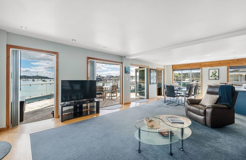 Opua Apartment | Bay of Islands On The Water Apartment -The Landing