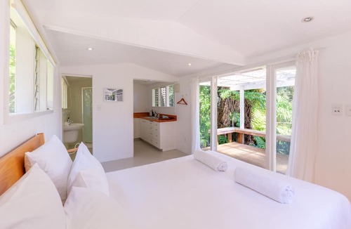 Omiha Villa | Koi Waiheke with private beach access