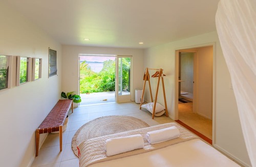 Omiha Villa | Koi Waiheke with private beach access