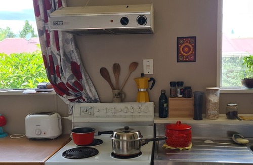 Clyde Cottage | Colourful cute bach in Clyde (2bdrm)