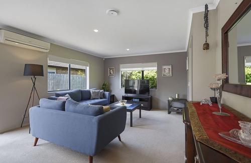 Henderson Apartment | Spacious Family Home -Fully Fenced Yard