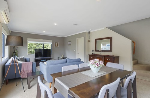 Henderson Apartment | Spacious Family Home -Fully Fenced Yard