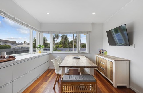 Eastern Beach House | Amazing Home By Beach - Aircon-ed