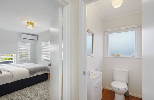 Eastern Beach House | Amazing Home By Beach - Aircon-ed