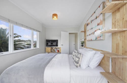 Eastern Beach House | Amazing Home By Beach - Aircon-ed