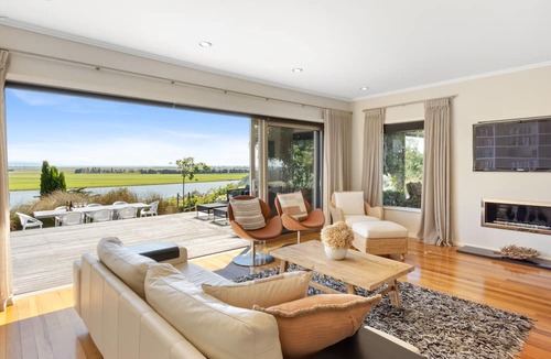 Poraiti House | Slice of Heaven - Napier Holiday Home
