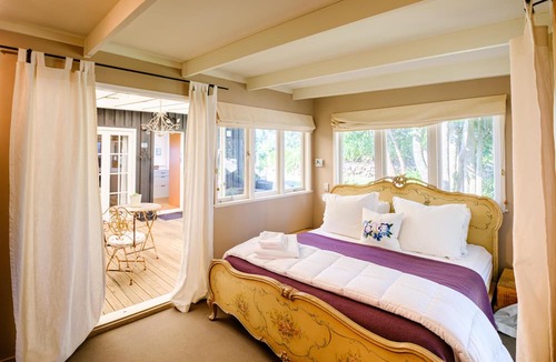 Palm Beach Cottage | Palm Beach Cottage - Palm Beach Cottage is a charming and beautifully decorated holiday cottage with one of the most stunning views on the island. With a king bed, a queen bed and a bunk room this is perfect for families to enjoy time together on the