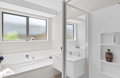 Tauranga House | The Lakehouse - Tauranga Holiday Home