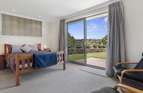 Tauranga House | The Lakehouse - Tauranga Holiday Home