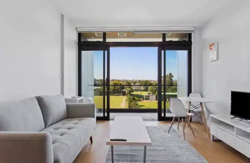 Takapuna House | Lovely Bright Apartment - Central Takapuna!